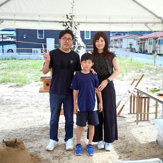 寺見建設の新築のお客様、地鎮祭の様子。ご家族様の記念写真