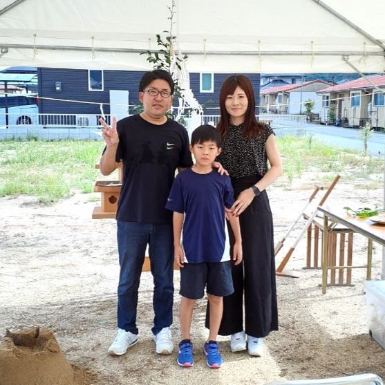 寺見建設の新築のお客様、地鎮祭の様子。ご家族様の記念写真