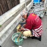 リファイン備前店感謝祭で包丁研ぎをする大工さん