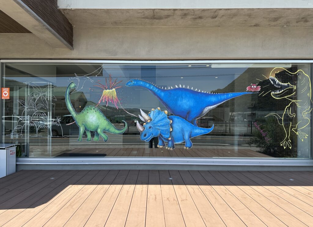 リファイン備前のショウルーム窓アート