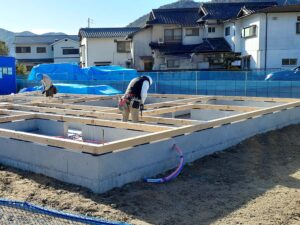 新築住宅の土台敷き施工の様子