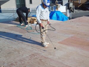 新築住宅の土台敷き施工の様子　防水材散布
