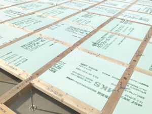 新築住宅の土台敷き施工の様子　断熱材