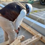 新築住宅の土台敷き施工の様子　構造部分木材の調整
