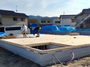 新築住宅の土台敷き施工の様子　構造用合板張り