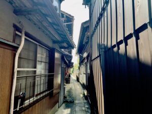 狭い古い裏路地の写真