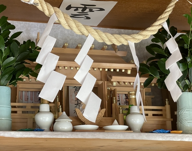 神棚と宮形としめ縄、神棚の上には雲の文字