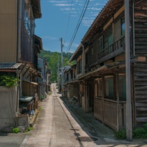 幅員の狭い道路と古い町並み